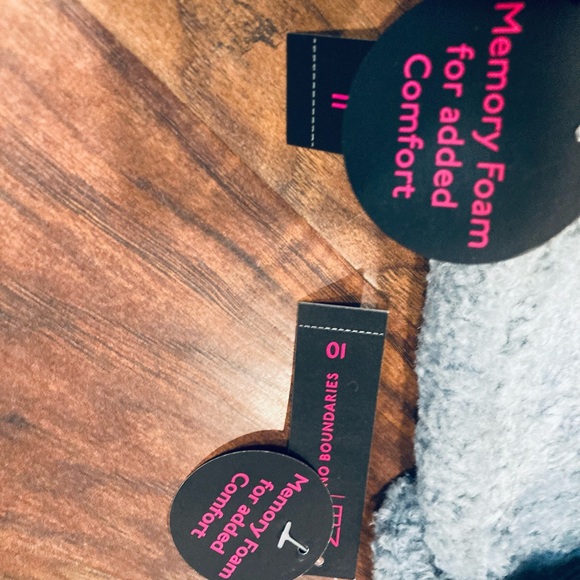 NWT Memory Foam Fleece Fuzzy Slippers - Picture 3 of 4